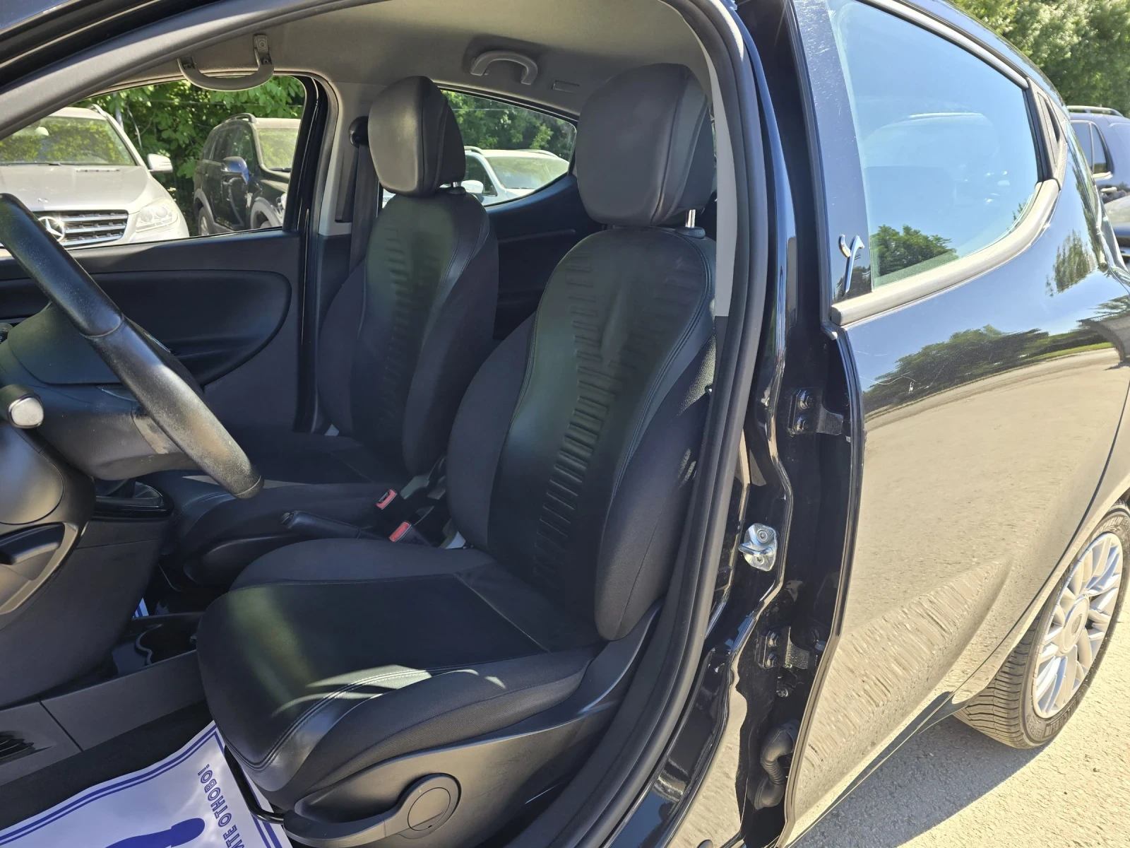 Lancia Ypsilon 1.3D 95к.с Парктроник Кожа Топ състояние , снимка 9 - Автомобили и джипове - 54932688