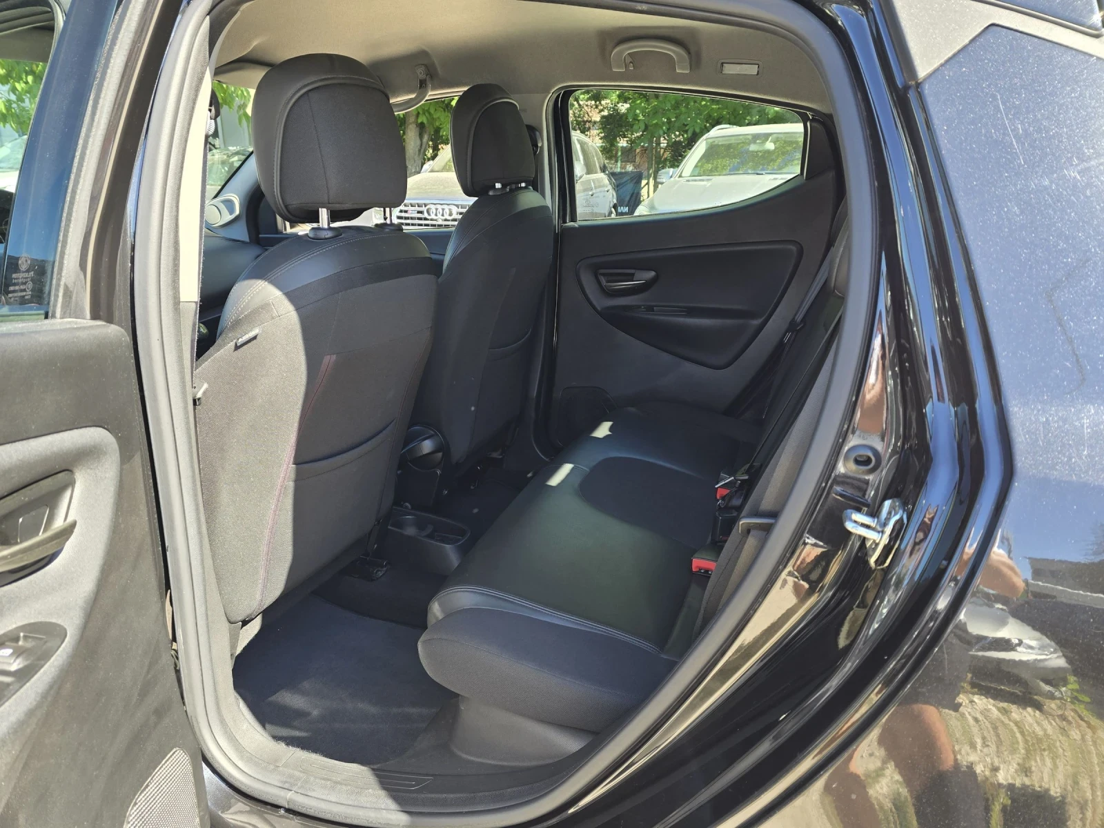Lancia Ypsilon 1.3D 95к.с Парктроник Кожа Топ състояние , снимка 11 - Автомобили и джипове - 54932688