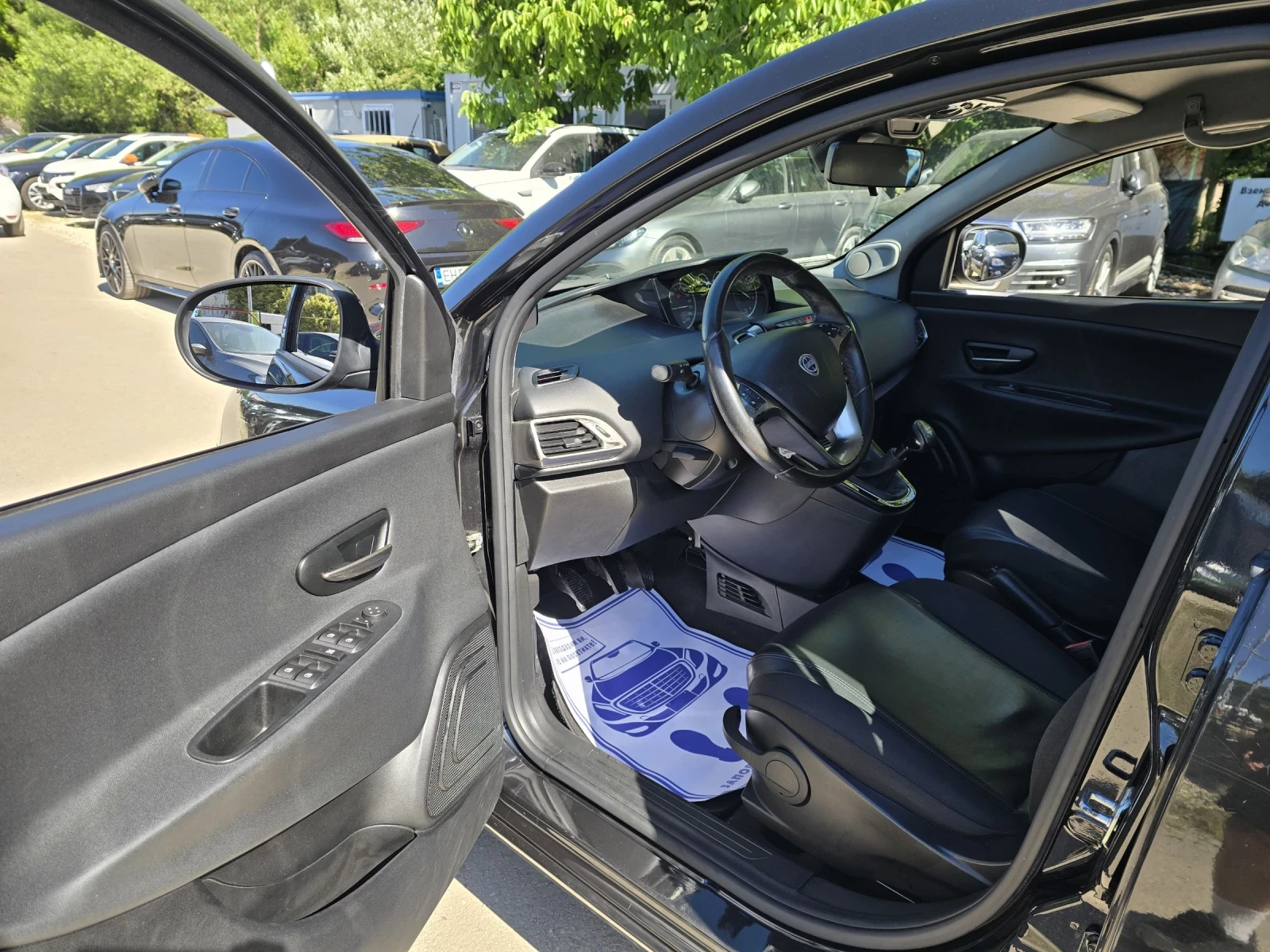 Lancia Ypsilon 1.3D 95к.с Парктроник Кожа Топ състояние , снимка 10 - Автомобили и джипове - 54932688