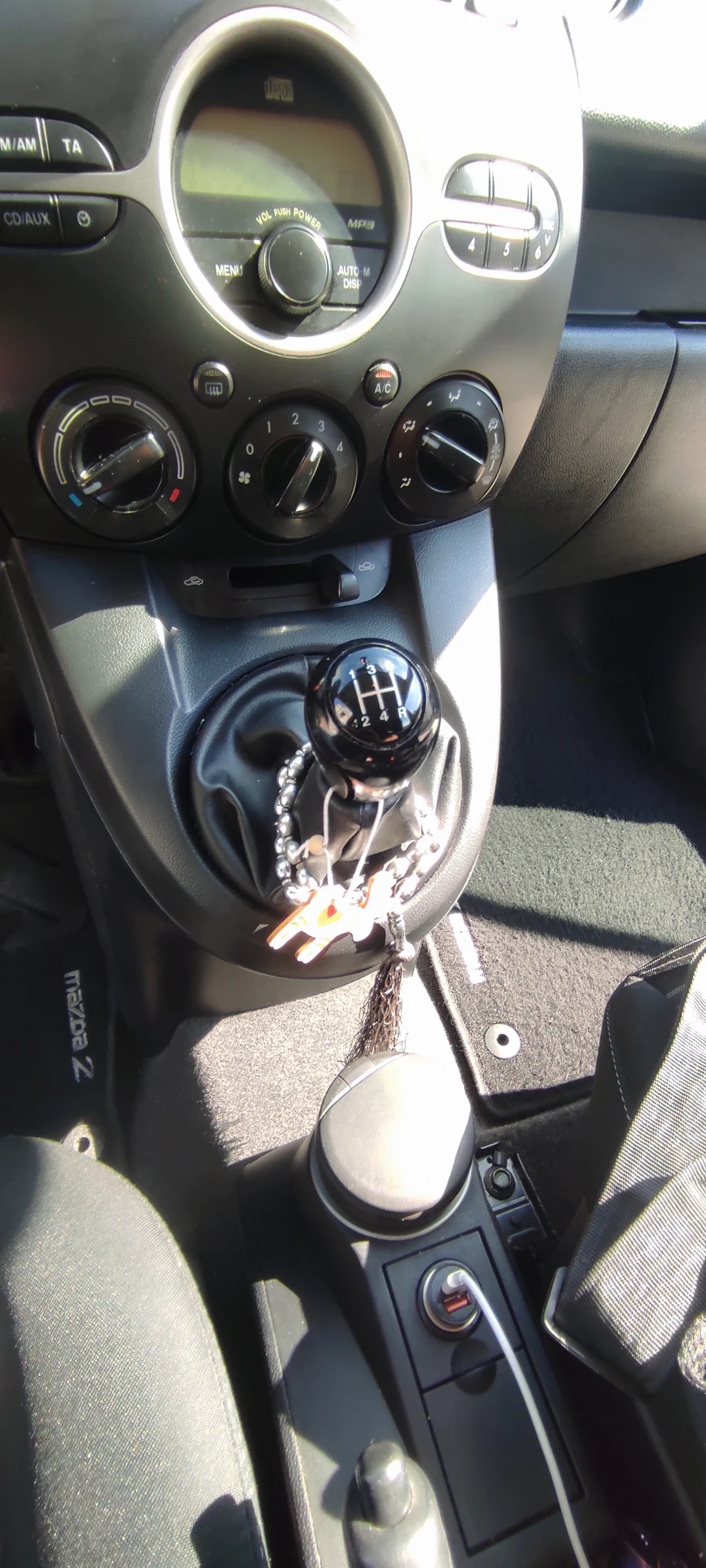 Mazda 2 1.3i, снимка 11 - Автомобили и джипове - 55940941