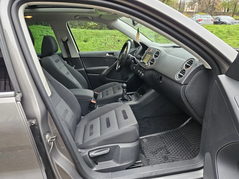 VW Tiguan 2.0 TDI 4-MOTION (140к.с) Подгрев/Панорама/Нави, снимка 10 - Автомобили и джипове - 52913477