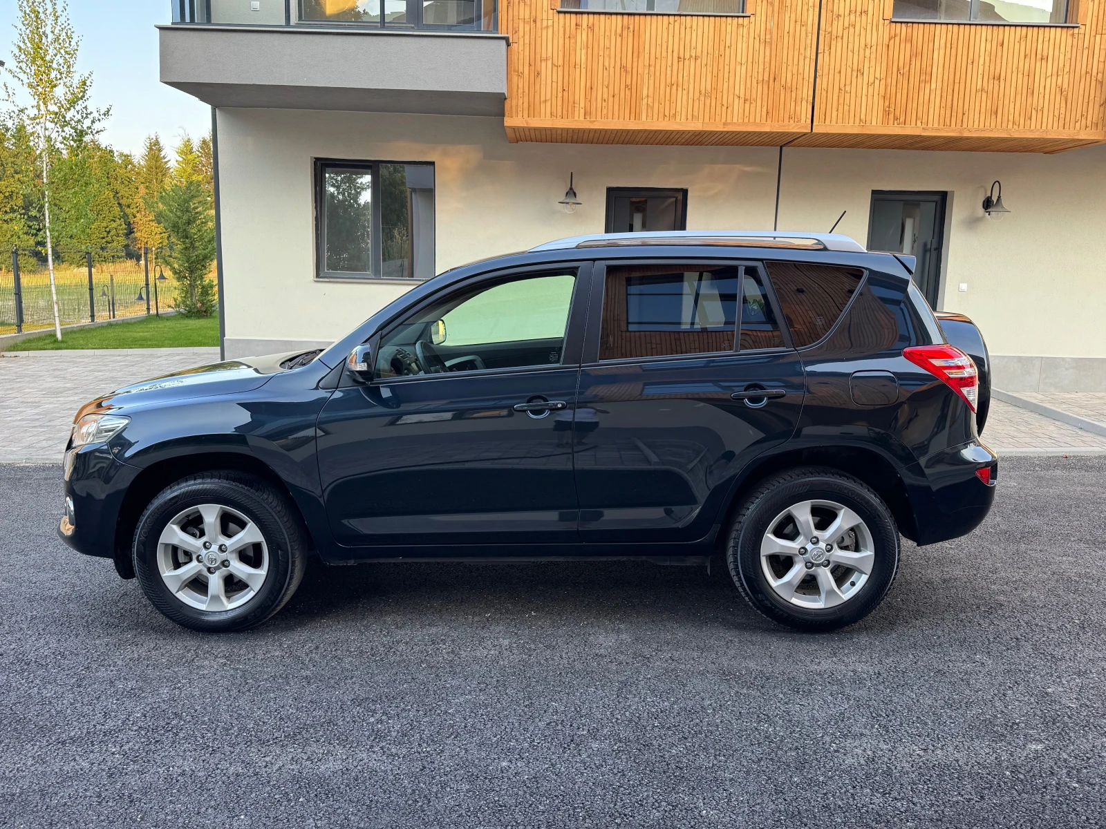Toyota Rav4 2.2D4D/Нави/Кожа/Подгрев, снимка 3 - Автомобили и джипове - 55754372