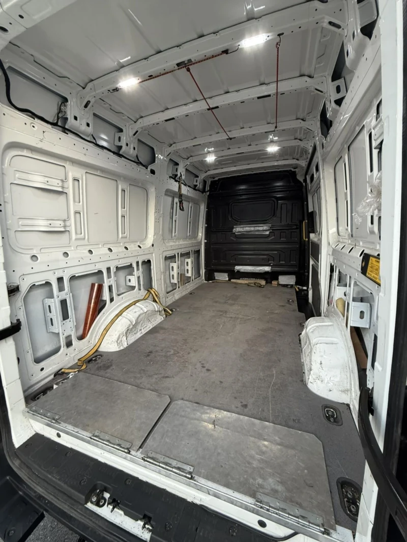 VW Crafter 40000км Нов, снимка 12 - Бусове и автобуси - 51339439