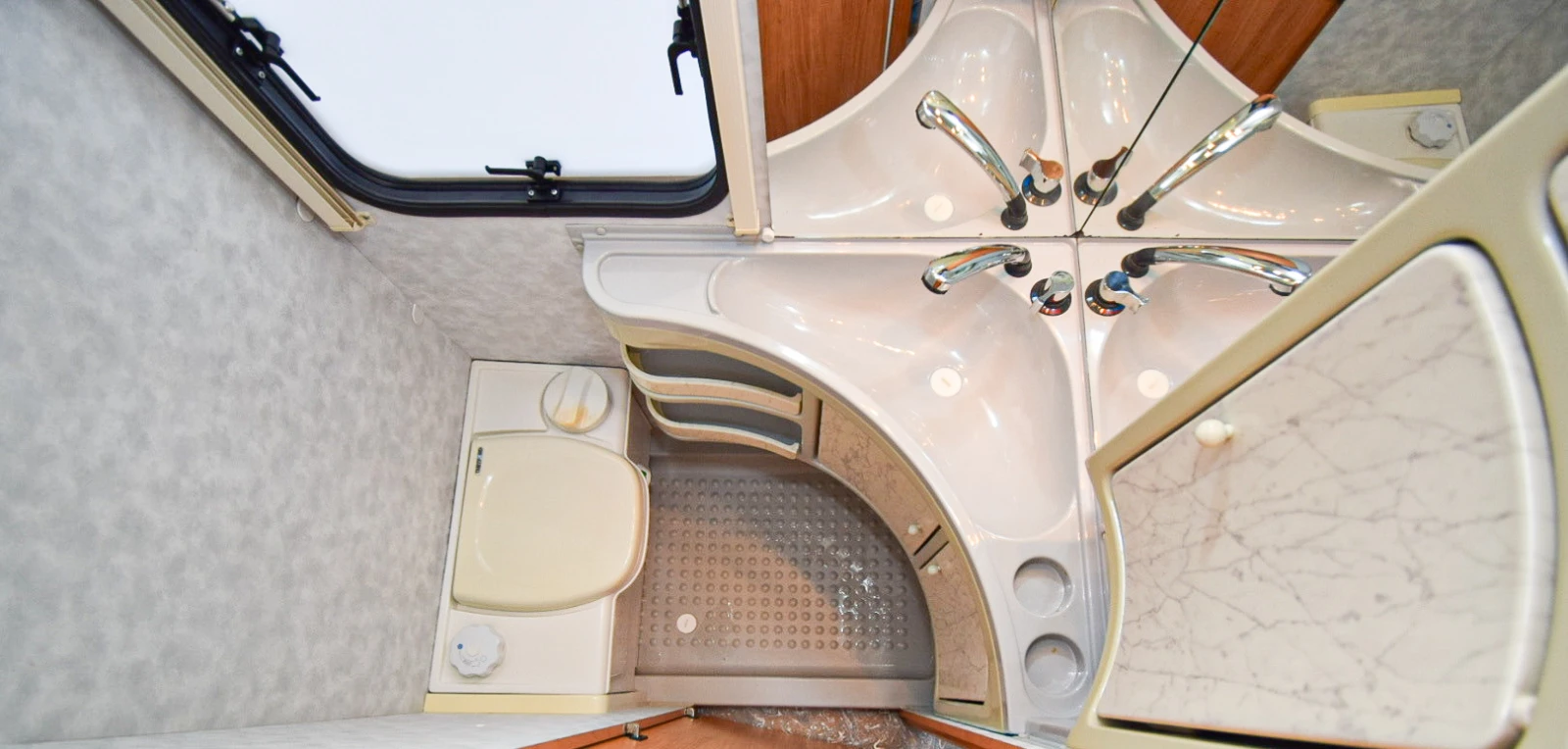 Каравана Adria Adiva 542 PK+ форселт, снимка 16 - Каравани и кемпери - 54375659