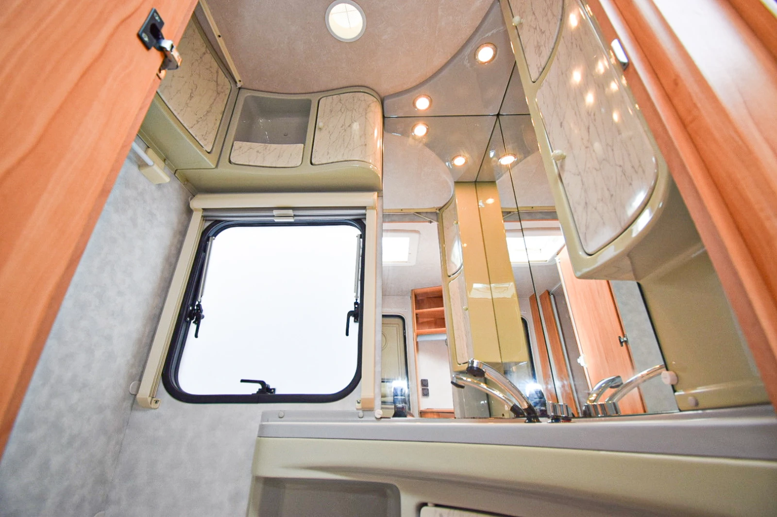 Каравана Adria Adiva 542 PK+ форселт, снимка 15 - Каравани и кемпери - 54375659