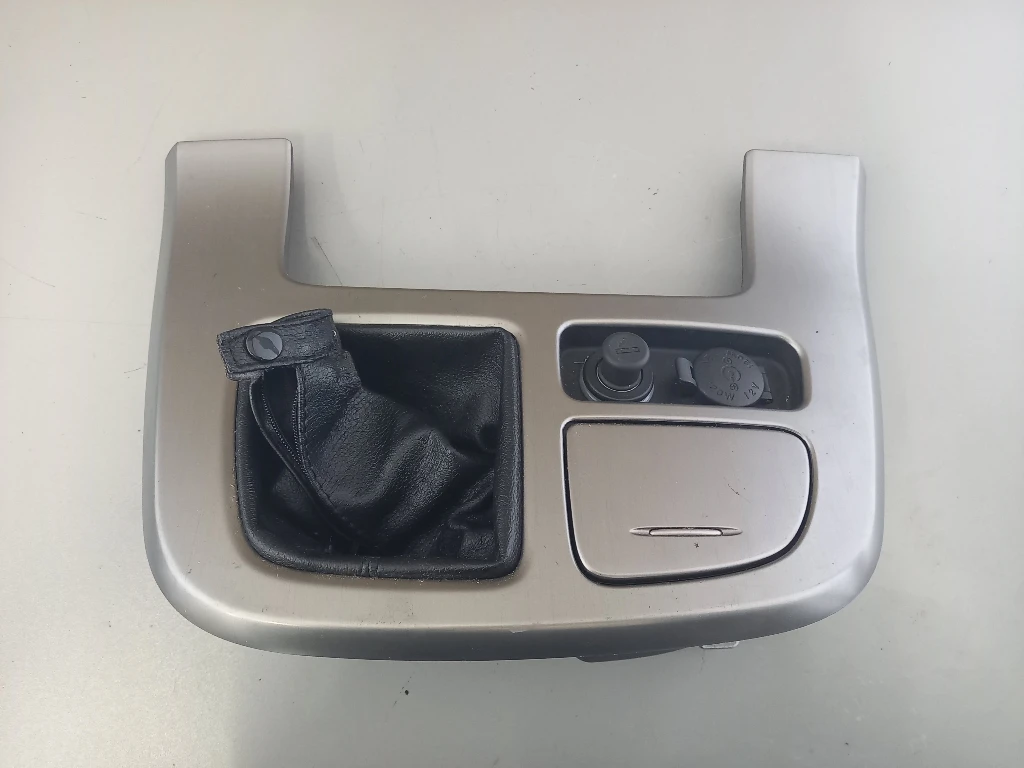 Пепелник,лайсна около скоростен лост Киа Карнивал 