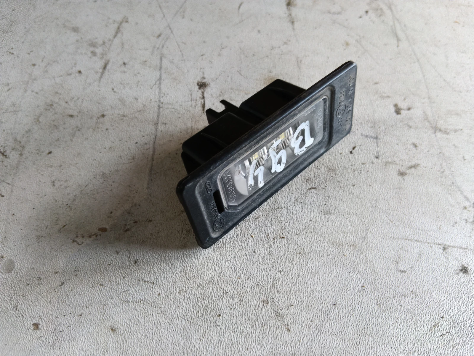 плафон регистрационен номер 4G0943021 Audi A4