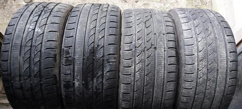 Гуми Зимни 255/35R19, снимка 1 - Гуми и джанти - 35607710