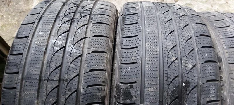 Гуми Зимни 255/35R19, снимка 2 - Гуми и джанти - 35607710