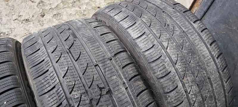 Гуми Зимни 255/35R19, снимка 3 - Гуми и джанти - 35607710