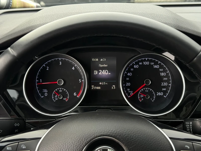 VW Touran 2.0TDi 150кс * LED* * Дистроник* * Панорама* * Нав, снимка 16 - Автомобили и джипове - 52868302