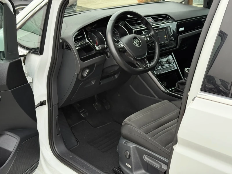 VW Touran 2.0TDi 150кс * LED* * Дистроник* * Панорама* * Нав, снимка 10 - Автомобили и джипове - 52868302