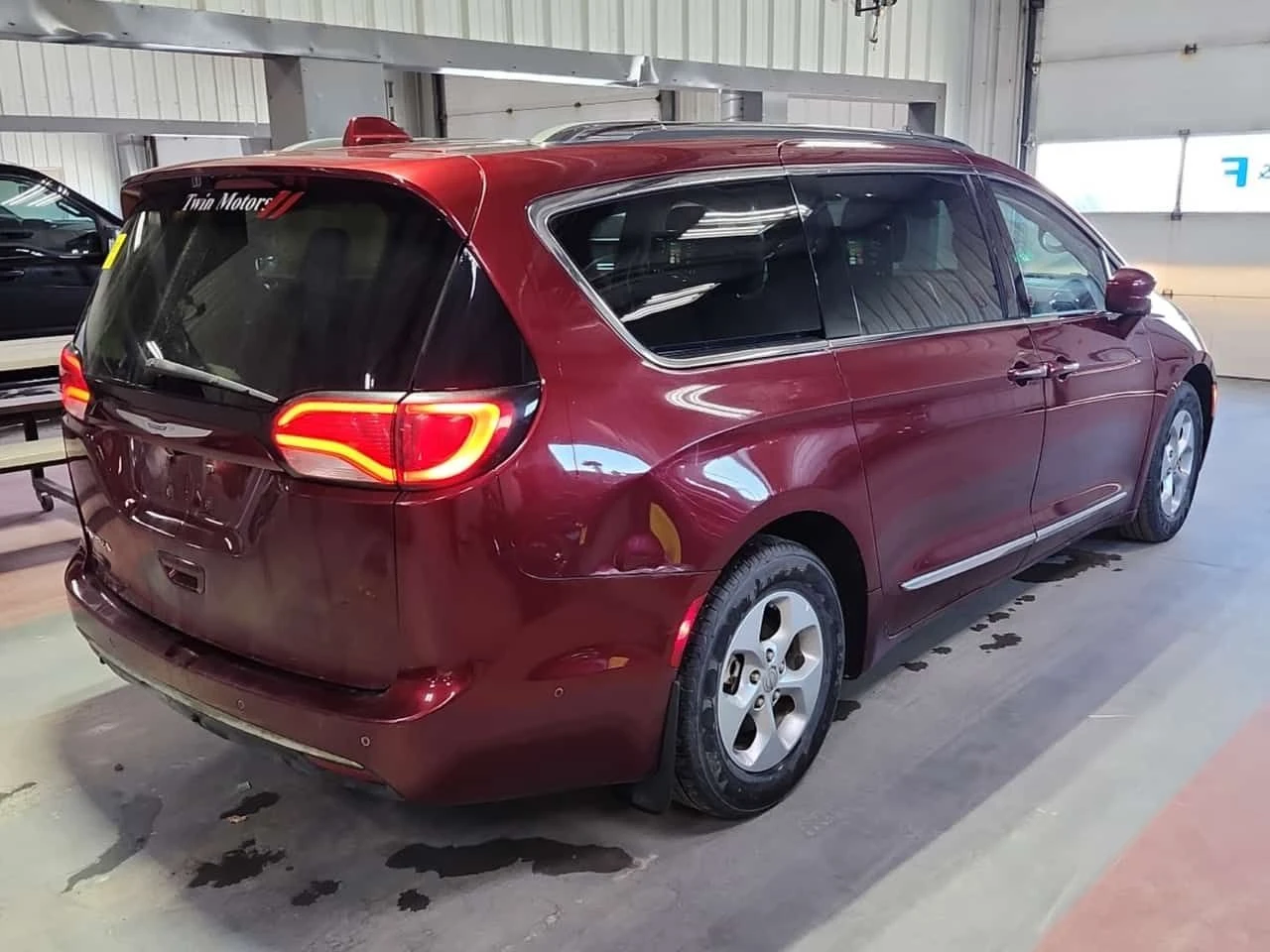 Chrysler Pacifica TOURING L PLUS| DISTRONIC| 360| PANO| 2 КЛЮЧА, снимка 3 - Автомобили и джипове - 54623515