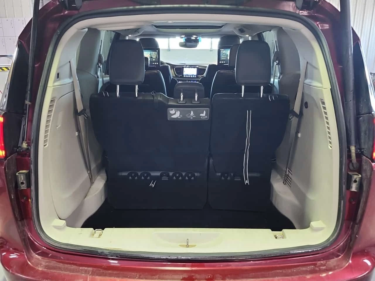 Chrysler Pacifica TOURING L PLUS| DISTRONIC| 360| PANO| 2 КЛЮЧА, снимка 4 - Автомобили и джипове - 54623515