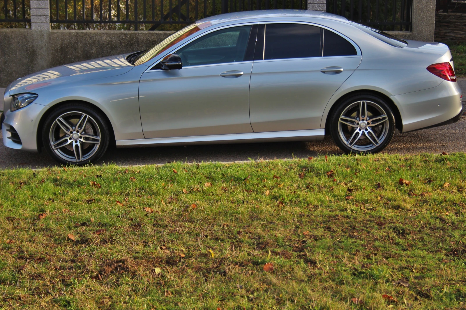 Mercedes-Benz E 220 AMG, снимка 12 - Автомобили и джипове - 55352610