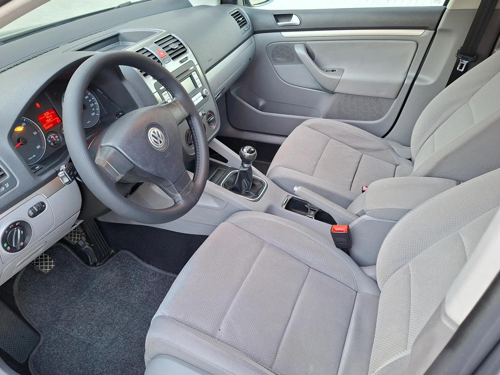 VW Golf 1.9TDI 105, снимка 8 - Автомобили и джипове - 56199198