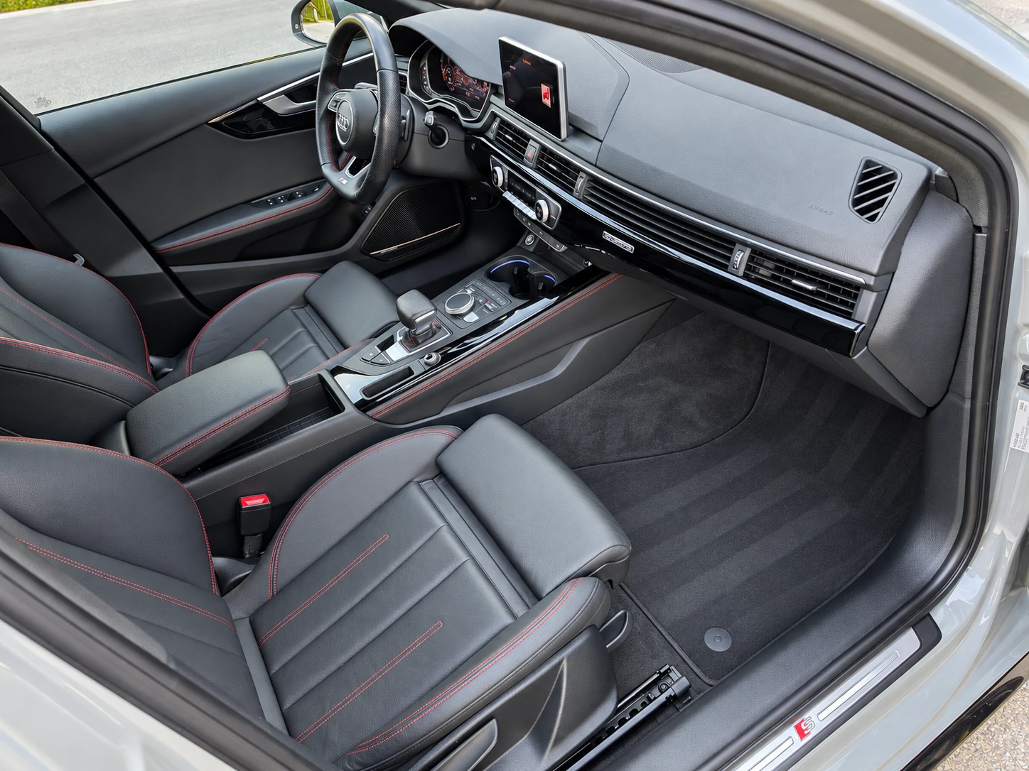 Audi A4 4.0TDI* 190KC* S-LINE* MATRIX* VIRTUAL COCKPIT* NA, снимка 13 - Автомобили и джипове - 56340114