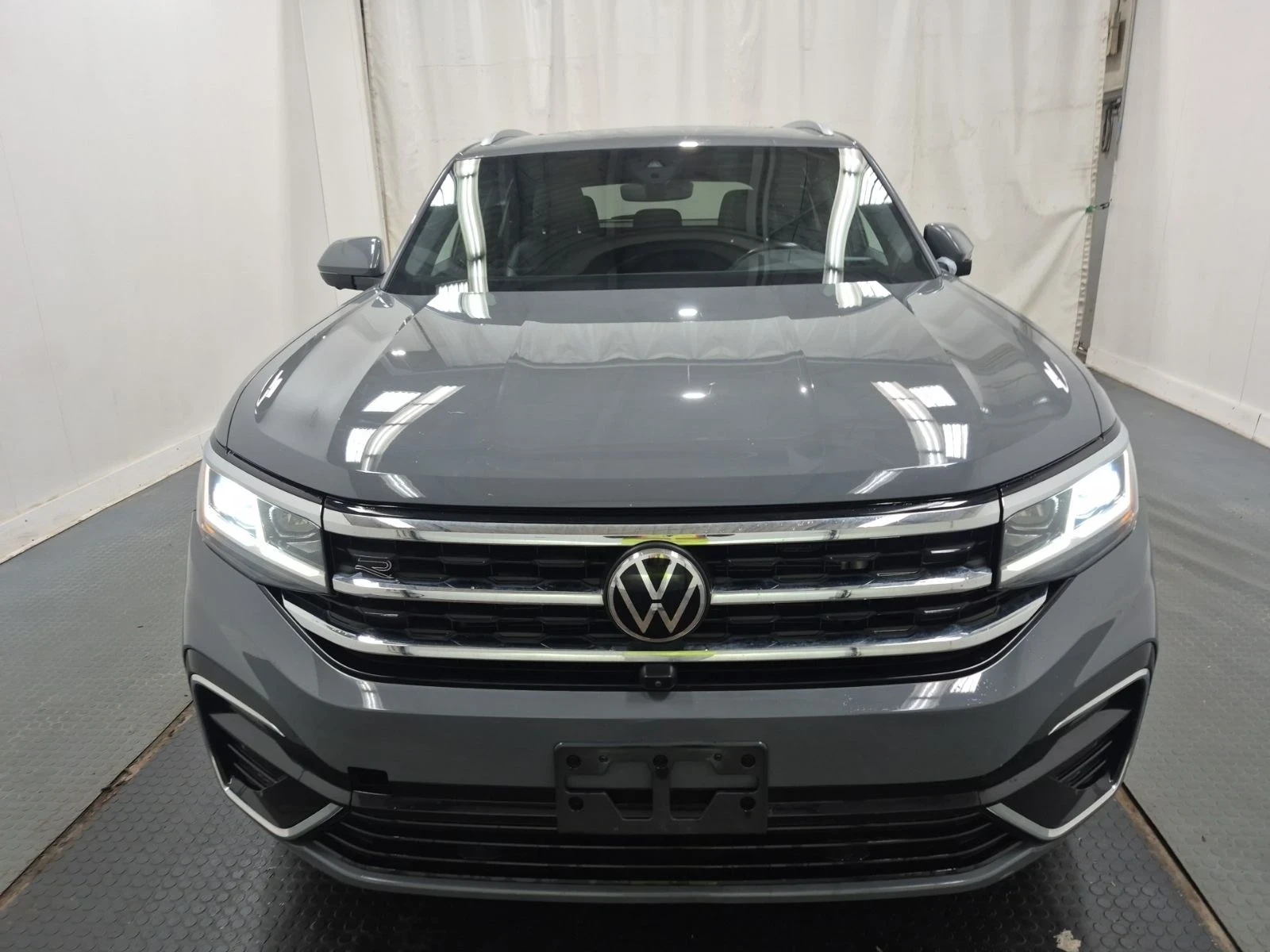 VW Atlas EXECLINE* Fender* 360View* CarPlay* Обдух, снимка 2 - Автомобили и джипове - 53861751