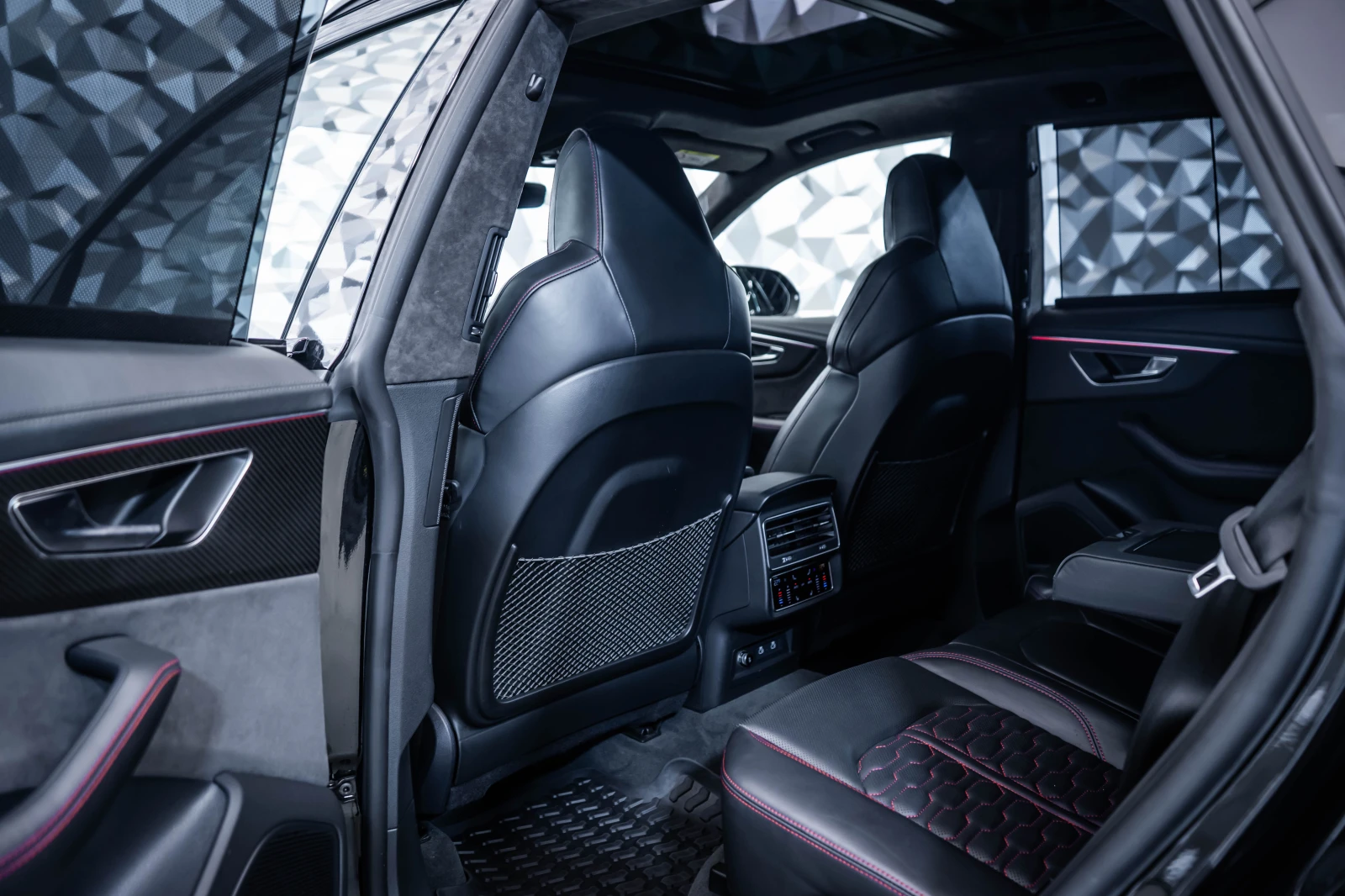 Audi RSQ8 B&O* Керамика* Пано* SoftCl* , снимка 14 - Автомобили и джипове - 54788630