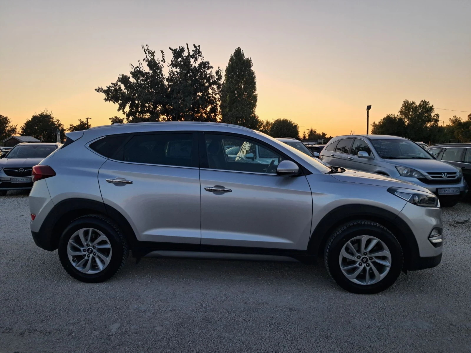 Hyundai Tucson 1.7 НАВИГАЦИЯ, КАМЕРА, ПАРКТРОНИК, снимка 4 - Автомобили и джипове - 56155432