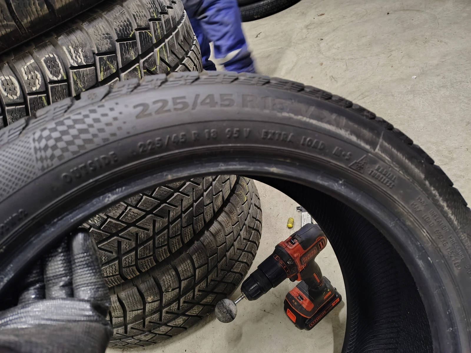 Гуми Зимни 225/45R18, снимка 8 - Гуми и джанти - 55835256