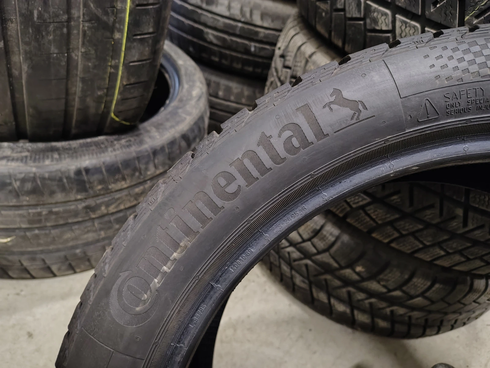 Гуми Зимни 225/45R18, снимка 5 - Гуми и джанти - 55835256