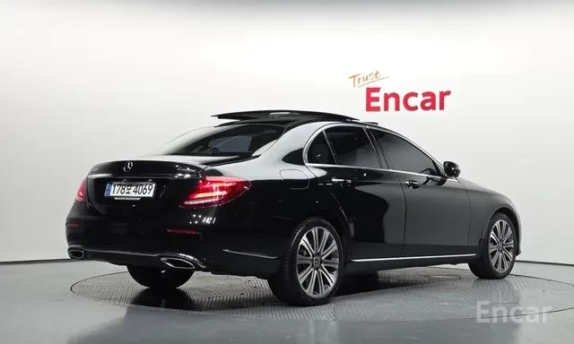 Mercedes-Benz E 400 4MATIC *  EXCLUSIVE * BURMESTER * HEAD UP * ОБДУХ , снимка 3 - Автомобили и джипове - 56179896
