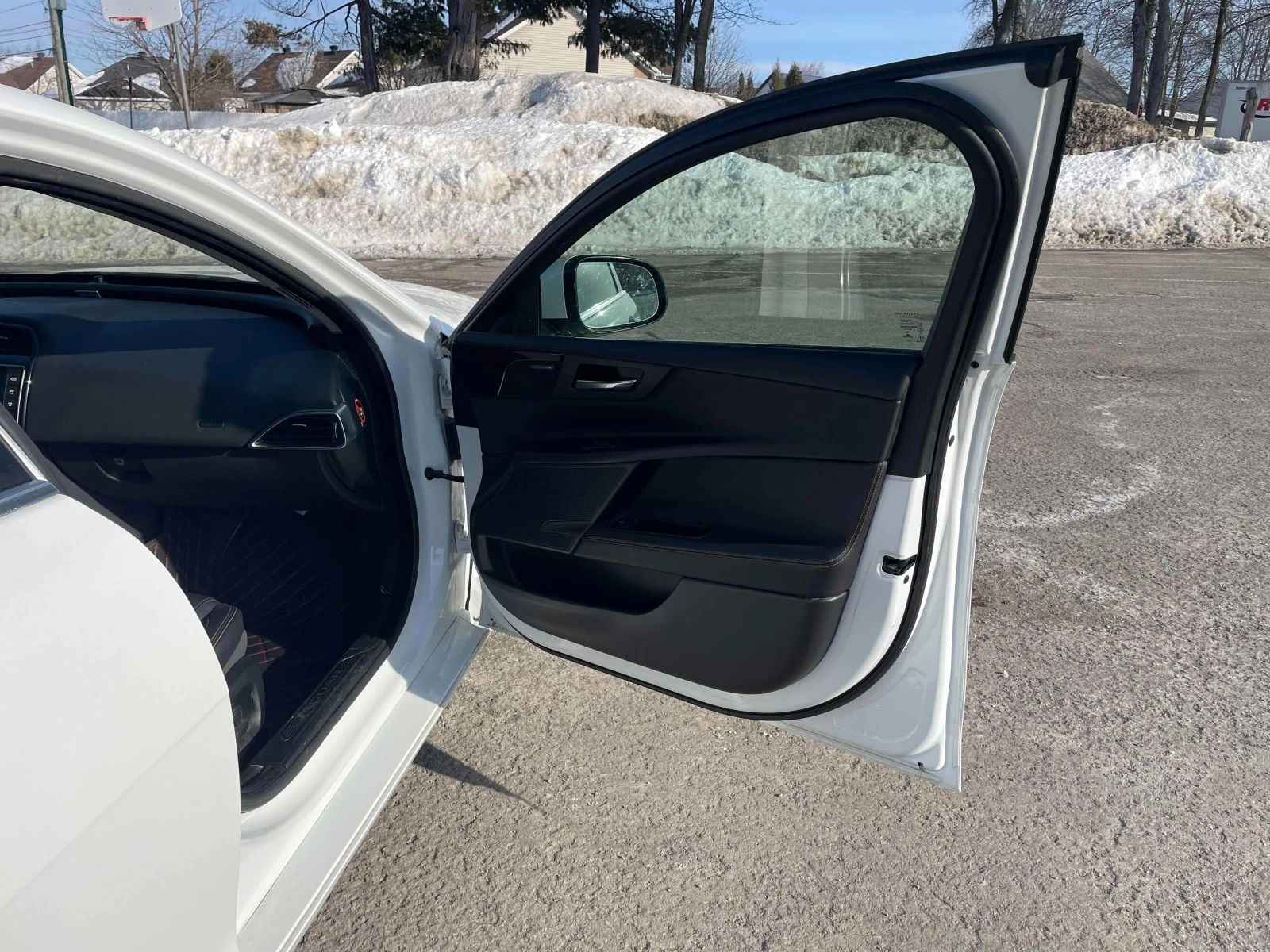 Jaguar XE Prestige * * CARFAX * * АВТО КРЕДИТ * *  - изображение 6