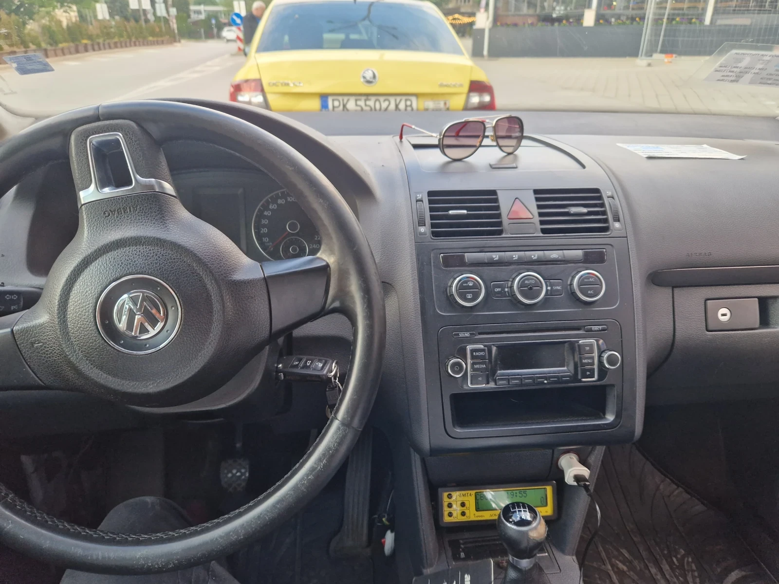 VW Touran, снимка 5 - Автомобили и джипове - 54642516