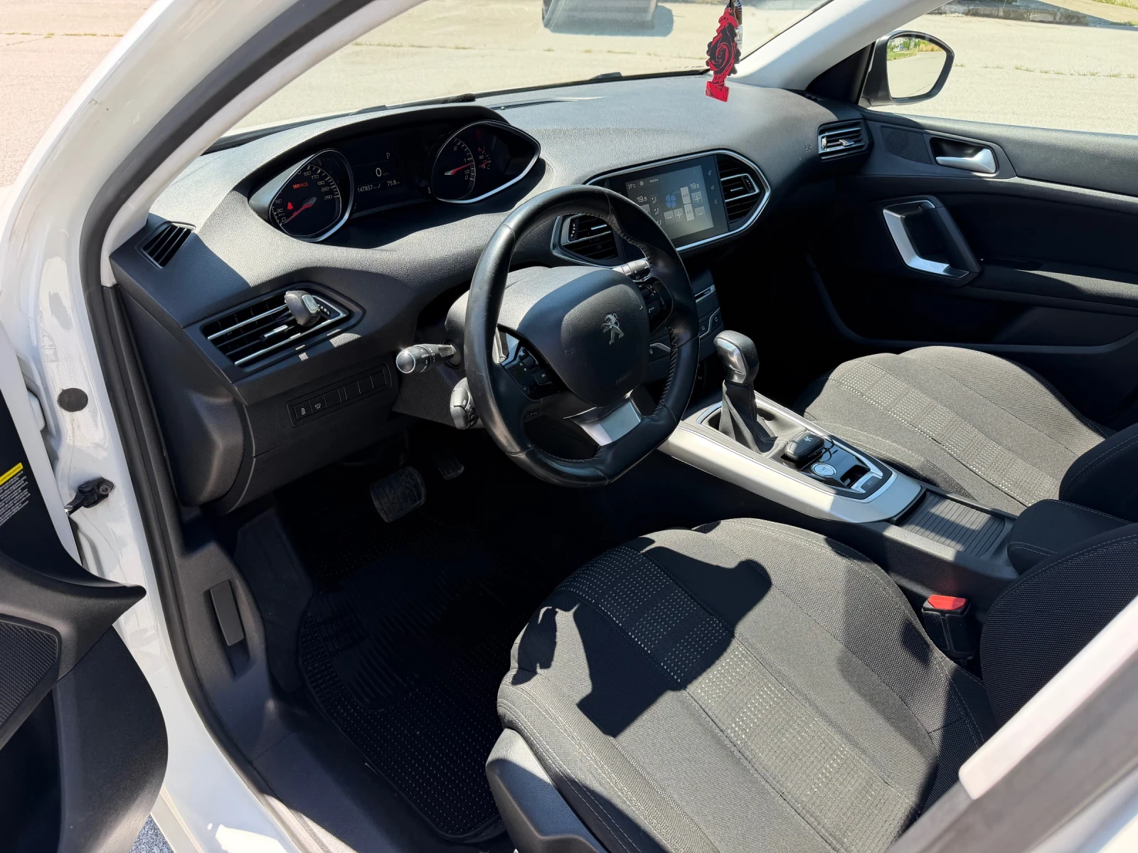 Peugeot 308 * Distronic* Keyless* Panorama, снимка 10 - Автомобили и джипове - 54858586