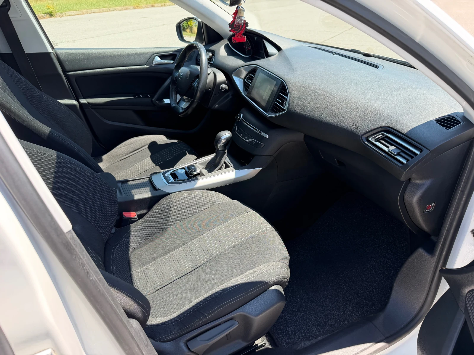 Peugeot 308 * Distronic* Keyless* Panorama, снимка 11 - Автомобили и джипове - 54858586