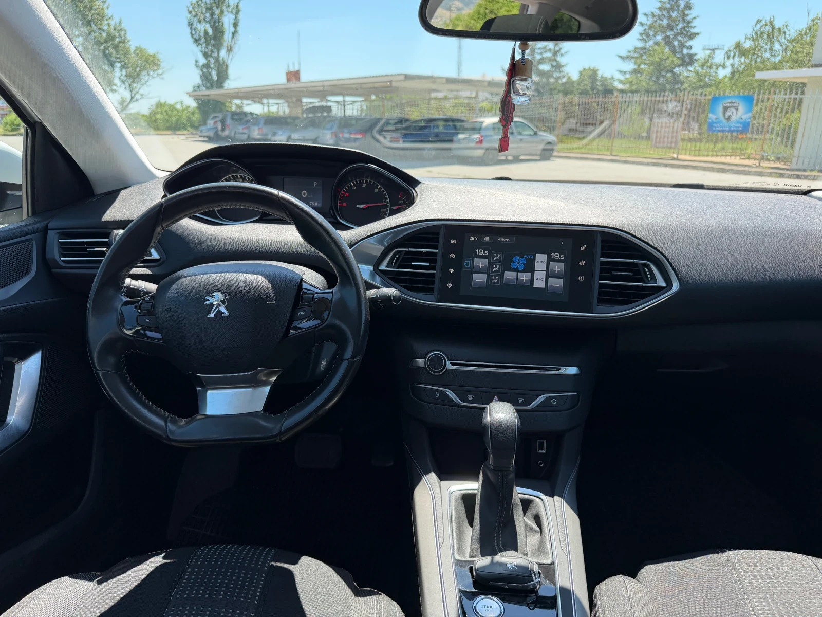 Peugeot 308 * Distronic* Keyless* Panorama, снимка 9 - Автомобили и джипове - 54858586