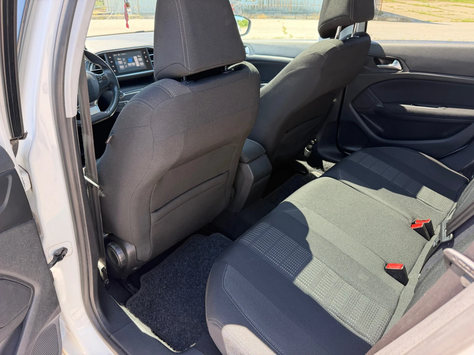 Peugeot 308 * Distronic* Keyless* Panorama, снимка 12 - Автомобили и джипове - 54858586