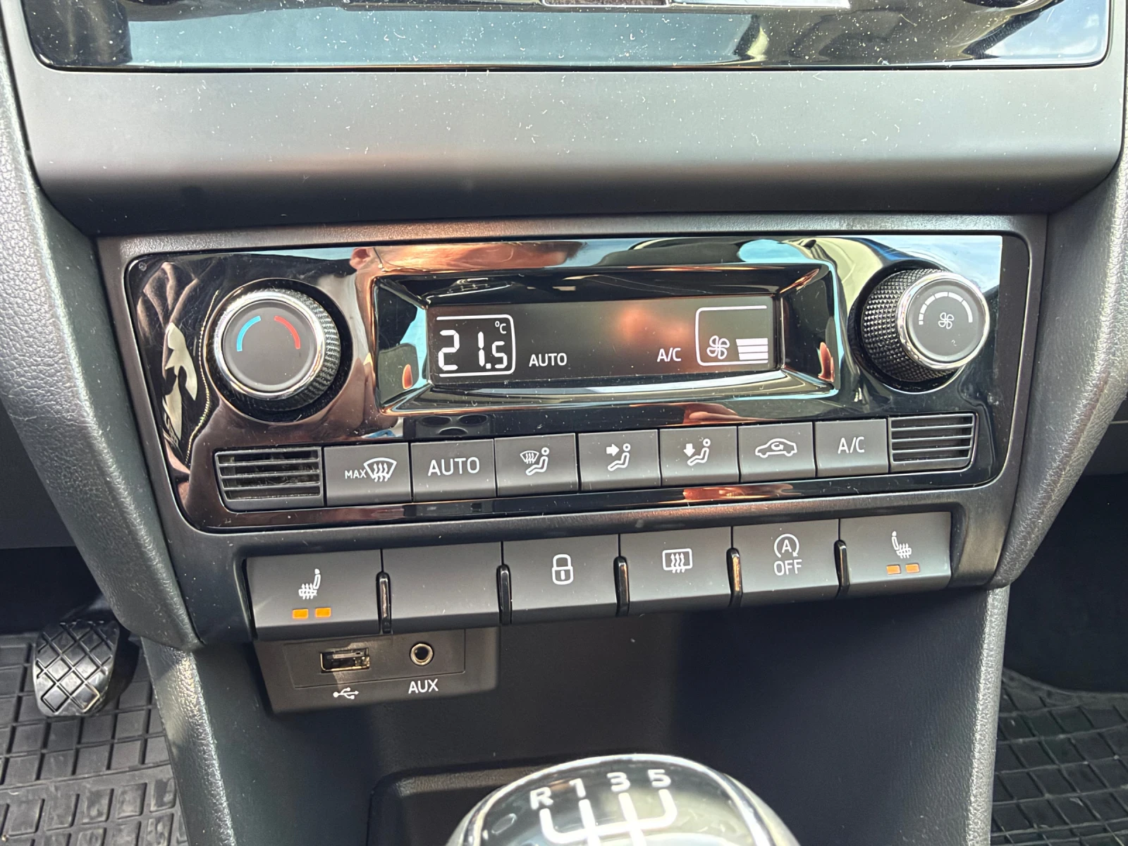 Skoda Rapid 1.4 TDI EDITION* NAVI* Xenon* ParkPilot* Panorama | Mobile.bg � ����������� 7