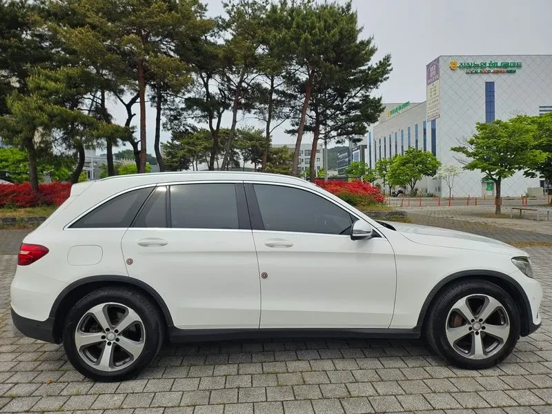 Mercedes-Benz GLC 300, снимка 3 - Автомобили и джипове - 54910729