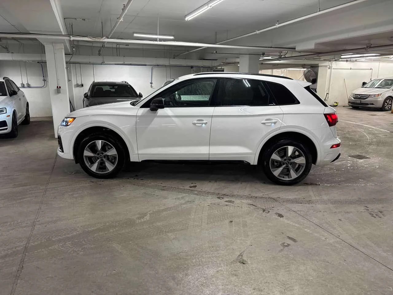 Audi Q5 Komfort  CARFAX, снимка 2 - Автомобили и джипове - 53829524