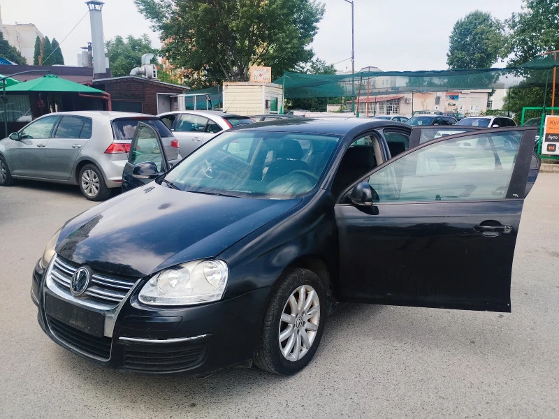 VW Jetta 1.9 TDI Нов внос от Италия!, снимка 9 - Автомобили и джипове - 46073610