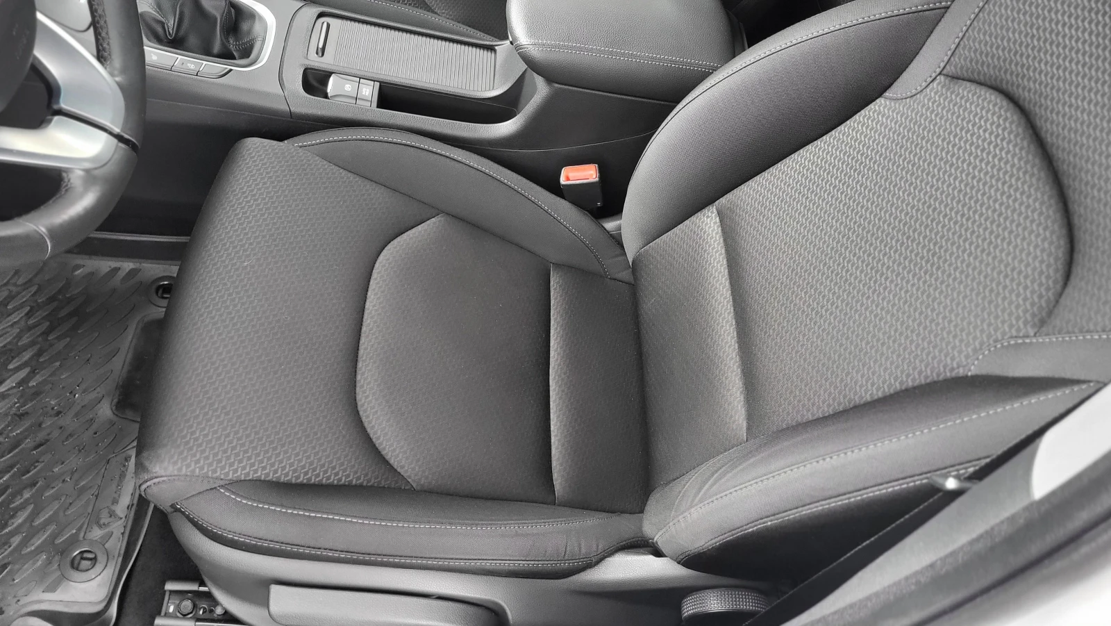 Hyundai I30 1.4i, снимка 14 - Автомобили и джипове - 54079043