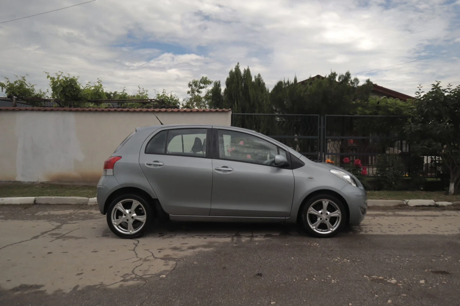 Toyota Yaris 1.33 vvt-i 101кс 6ск, снимка 3 - Автомобили и джипове - 54654340