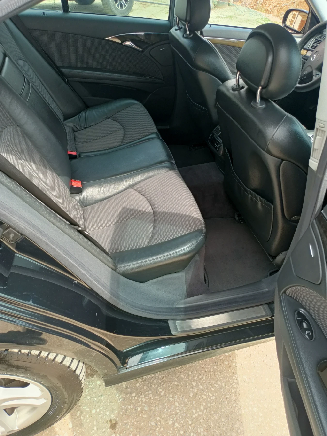Mercedes-Benz E 220, снимка 6 - Автомобили и джипове - 55040346