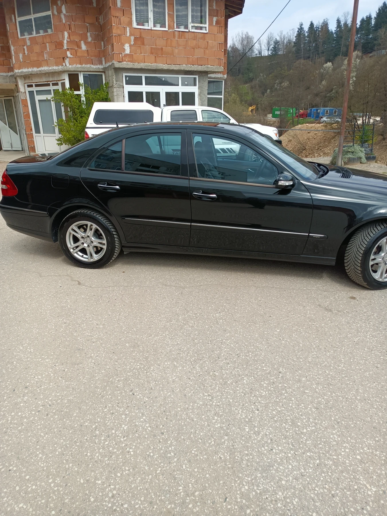 Mercedes-Benz E 220, снимка 5 - Автомобили и джипове - 55040346