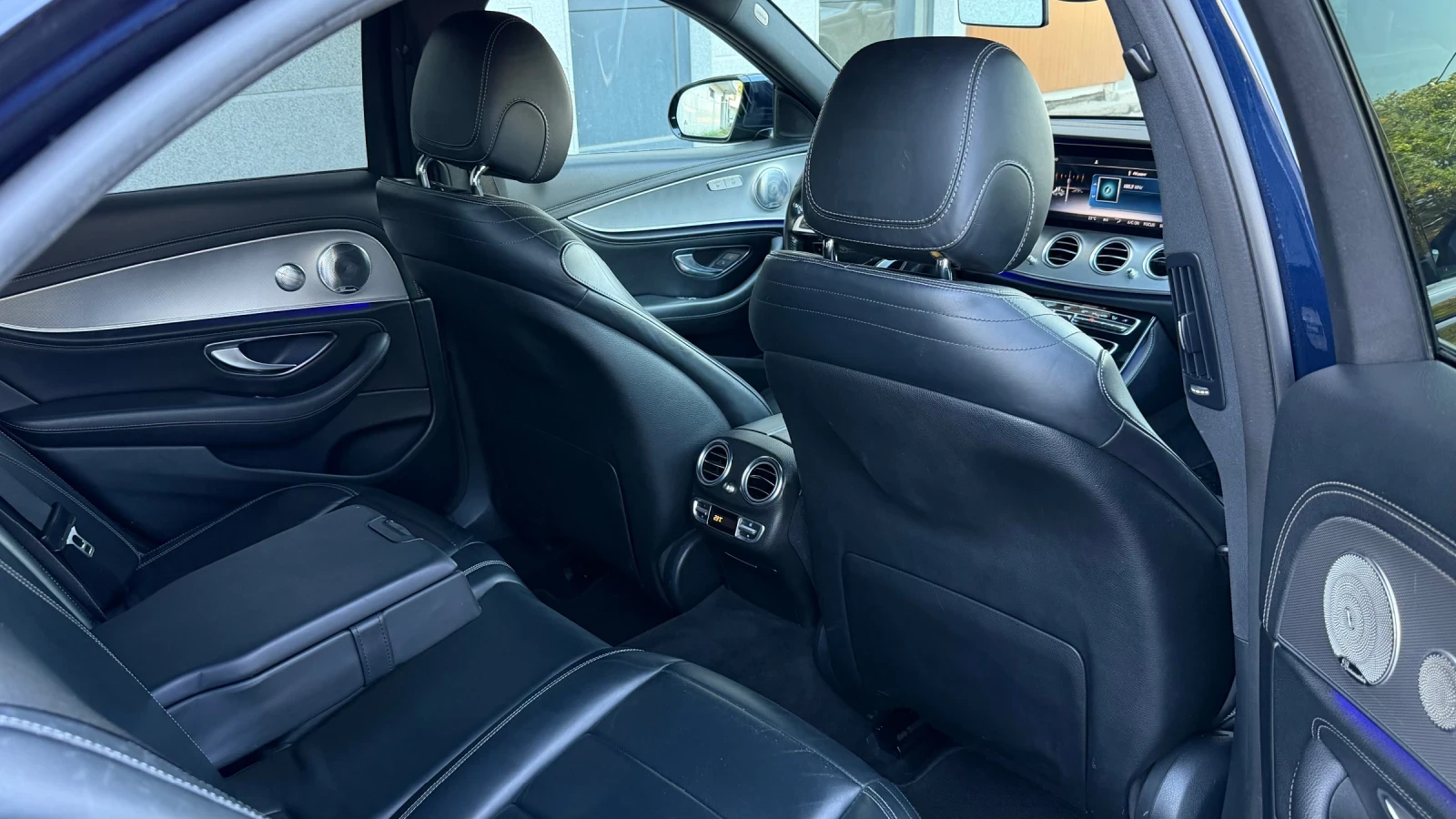 Mercedes-Benz E 220 CDI/4Matik/Burmester/AMG/MULTI BEAM, снимка 9 - Автомобили и джипове - 56132801
