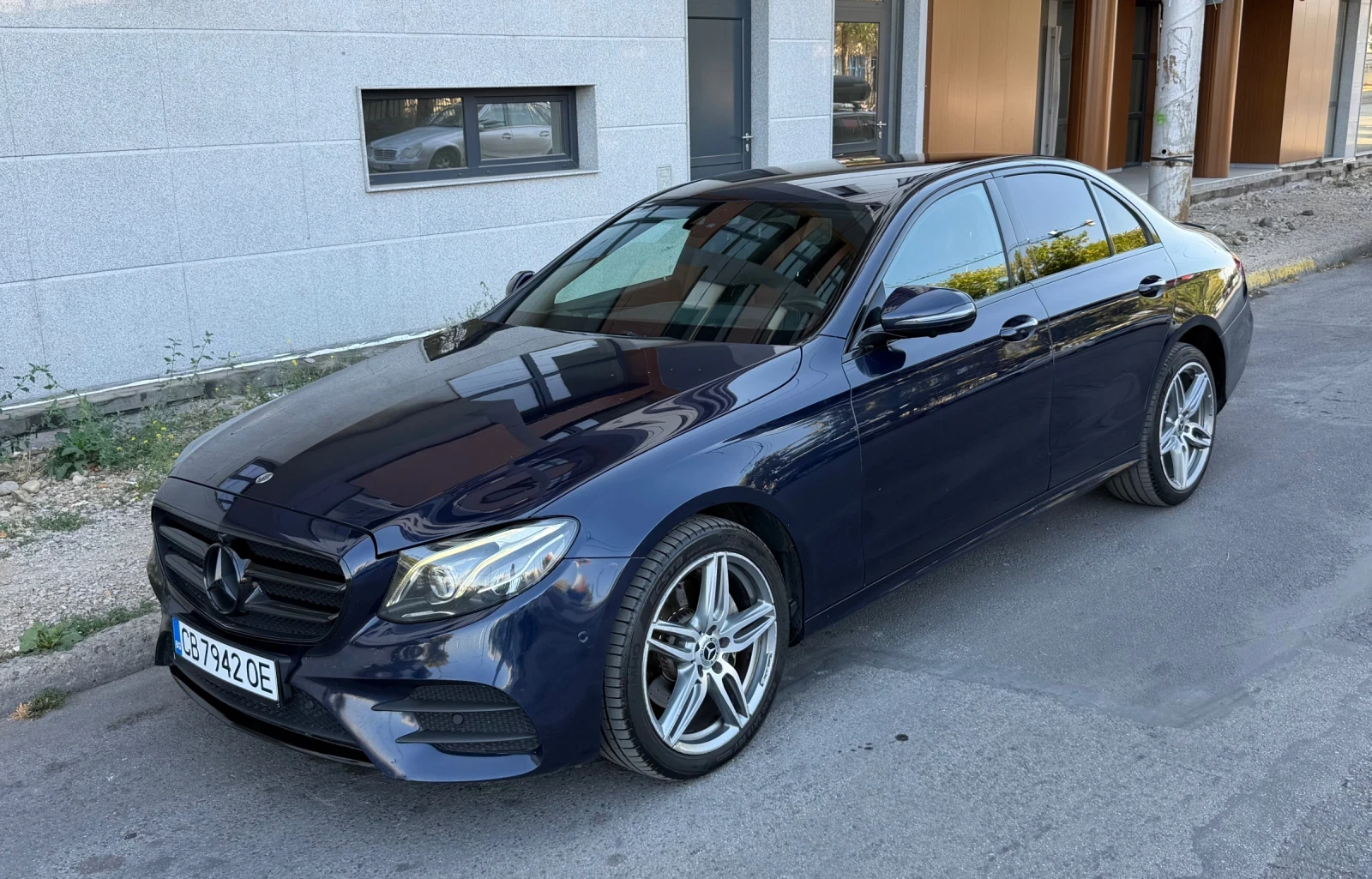Mercedes-Benz E 220 CDI/4Matik/Burmester/AMG/MULTI BEAM, снимка 3 - Автомобили и джипове - 56132801
