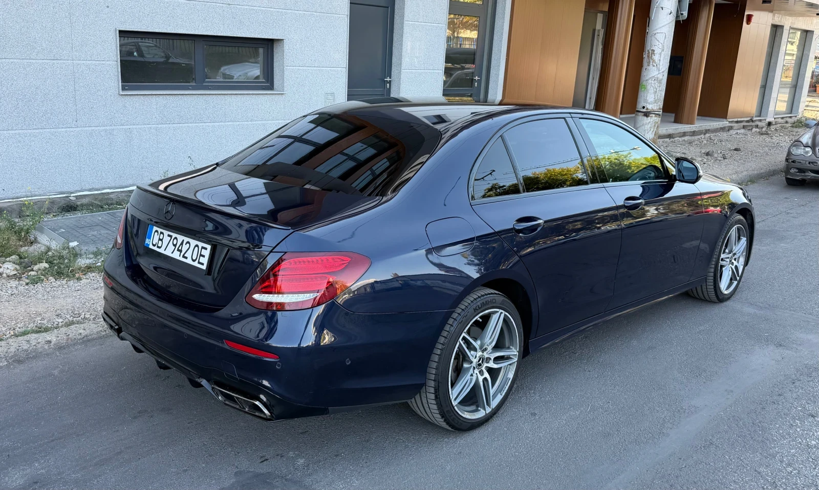 Mercedes-Benz E 220 CDI/4Matik/Burmester/AMG/MULTI BEAM, снимка 4 - Автомобили и джипове - 56132801