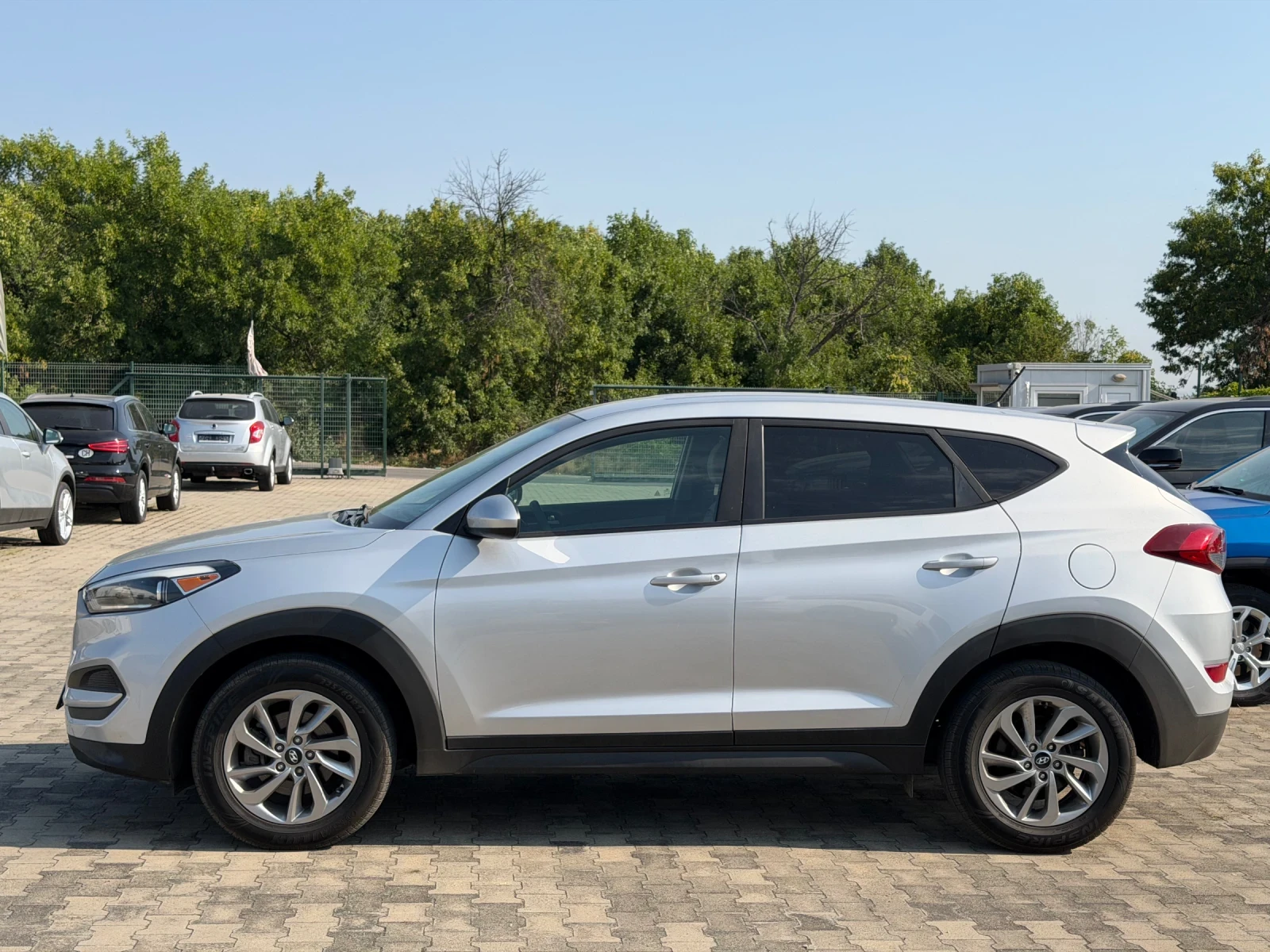 Hyundai Tucson 2.0 SE FWD, снимка 4 - Автомобили и джипове - 55587256