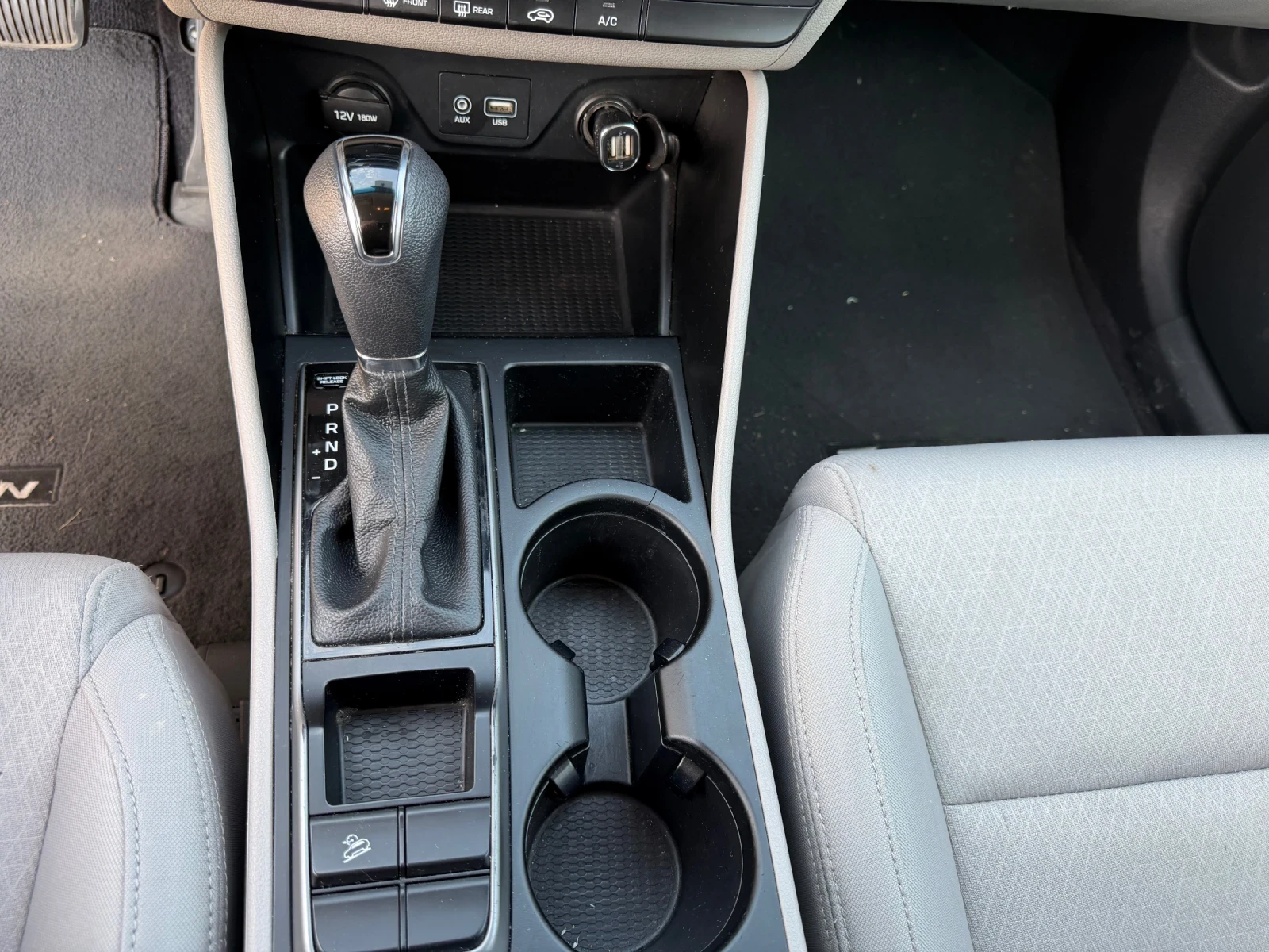 Hyundai Tucson 2.0 SE FWD, снимка 13 - Автомобили и джипове - 55587256