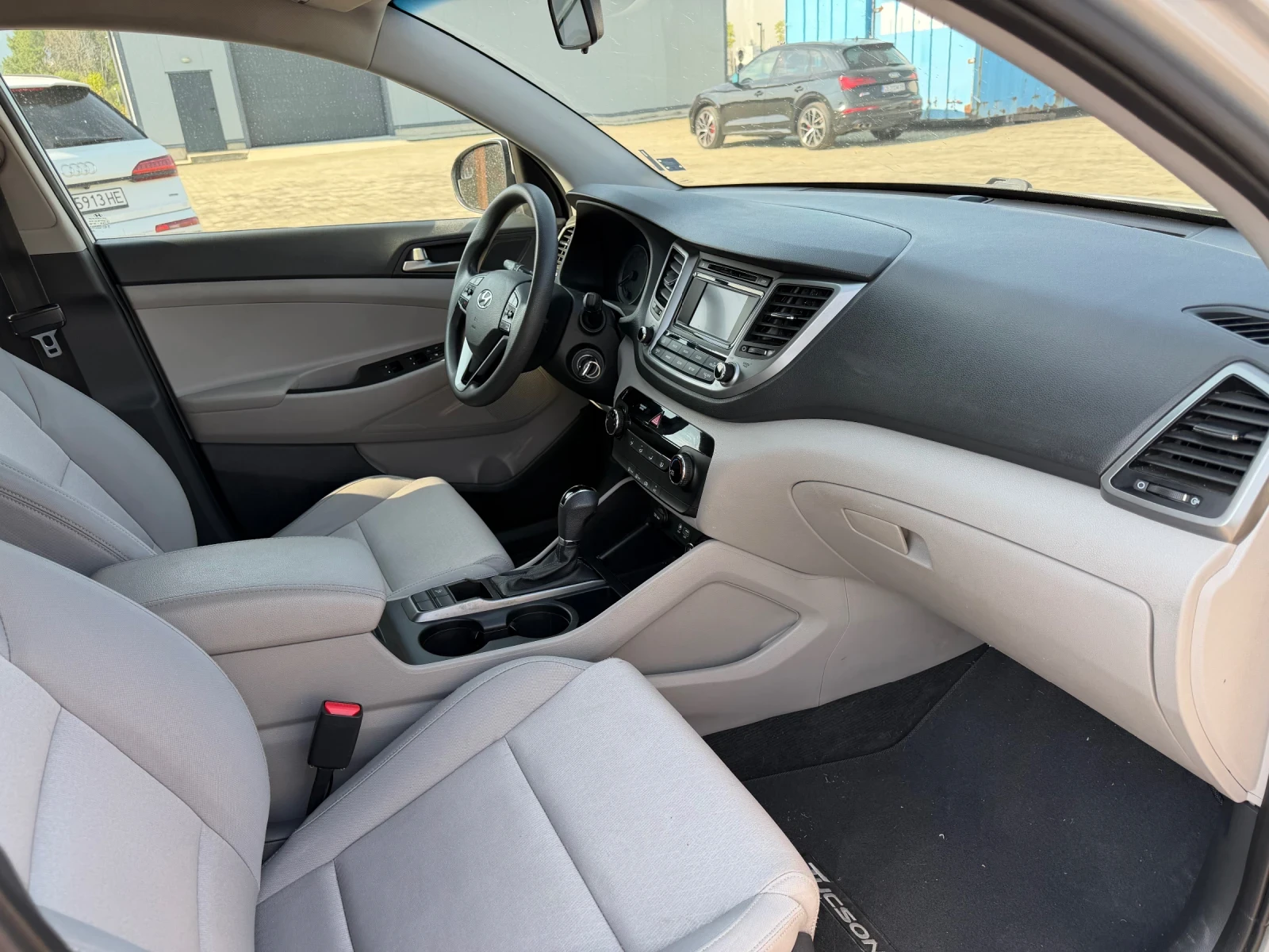 Hyundai Tucson 2.0 SE FWD, снимка 10 - Автомобили и джипове - 55587256