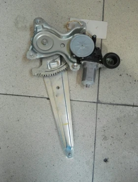 Ел машинка стъкло (стъклоповдигач) задна лява Тойота Рав4 07г.