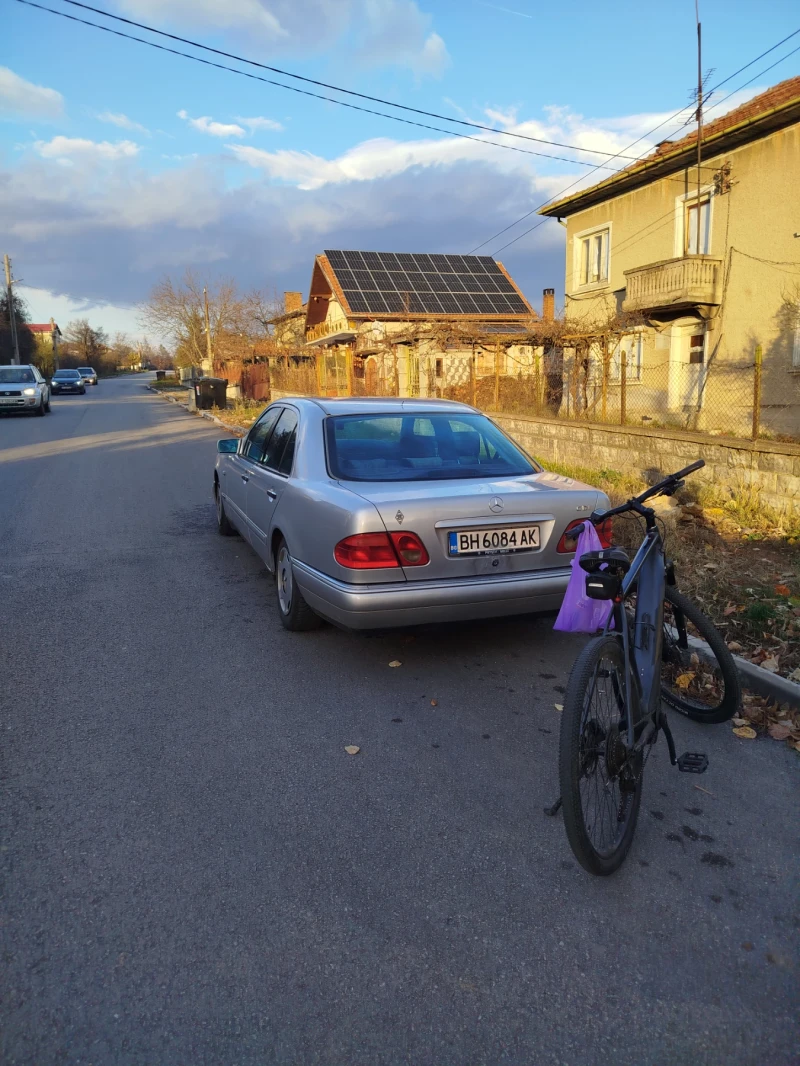 Mercedes-Benz E 220, снимка 6 - Автомобили и джипове - 52207314