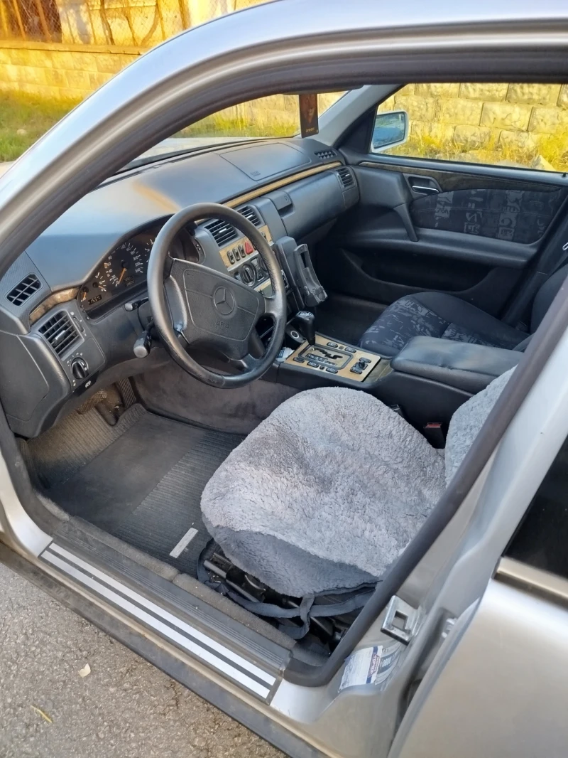 Mercedes-Benz E 220, снимка 4 - Автомобили и джипове - 52207314